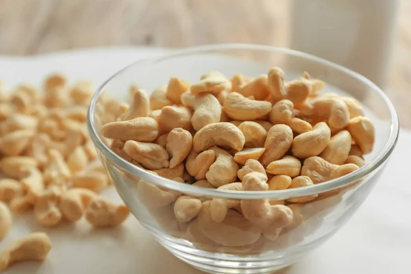 Bowl with tasty cashew nuts on table, closeup — Stock Photo, Image