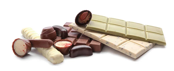 Différentes barres de chocolat et bonbons sur fond blanc — Photo