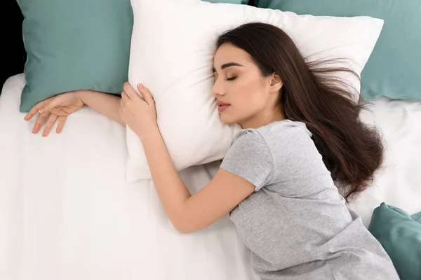 Fiatal gyönyörű nő alszik reggel otthon — Stock Fotó