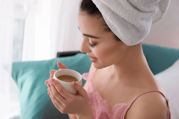 Молода красива жінка п'є каву вранці — стокове фото