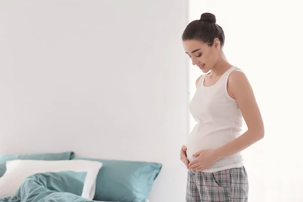 Beautiful pregnant woman at home in morning — Stock Photo, Image