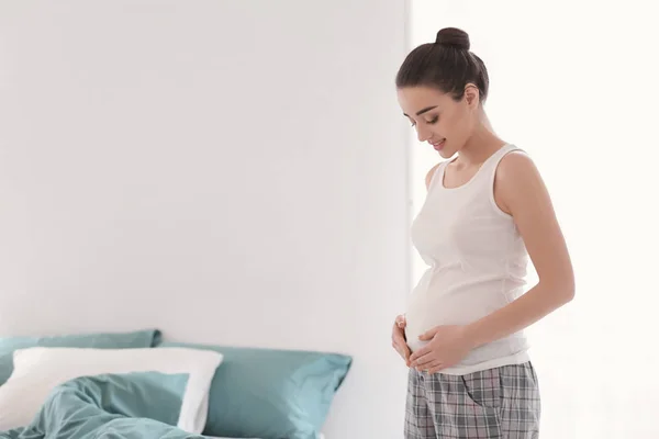 Mulher grávida bonita em casa de manhã — Fotografia de Stock