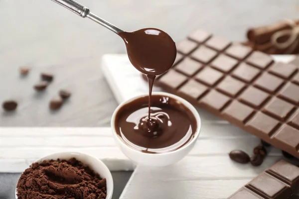 Csokoládé özönlenek a tálba a táblázat — Stock Fotó