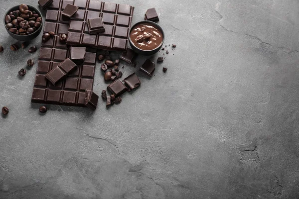 Komposition mit Schokolade und Kaffeebohnen auf grauem Hintergrund — Stockfoto