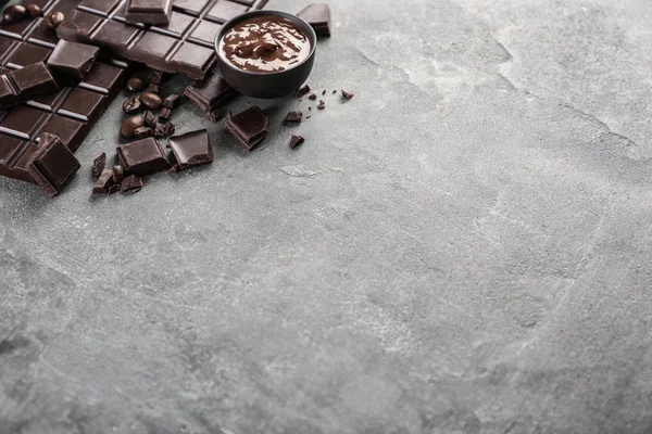 Composition with chocolate and coffee beans on gray background — Stock Photo, Image