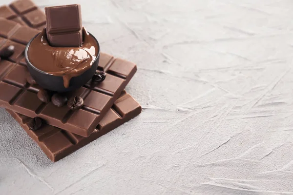 Komposition mit schmackhafter Schokolade auf grauem Hintergrund — Stockfoto