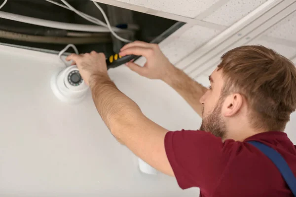 Electricista instalando cámara de seguridad en interiores —  Fotos de Stock