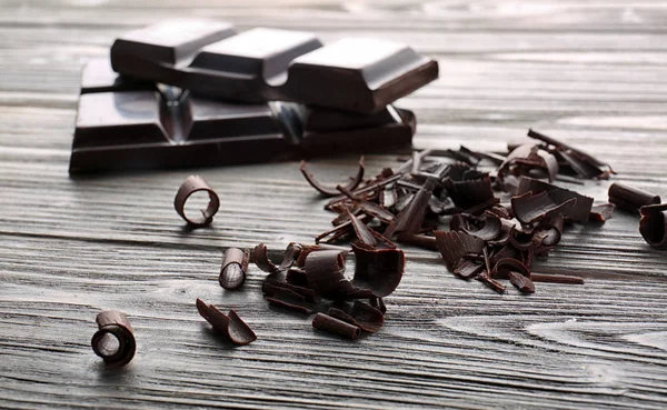 A fából készült asztal csokoládé hullámokhoz — Stock Fotó