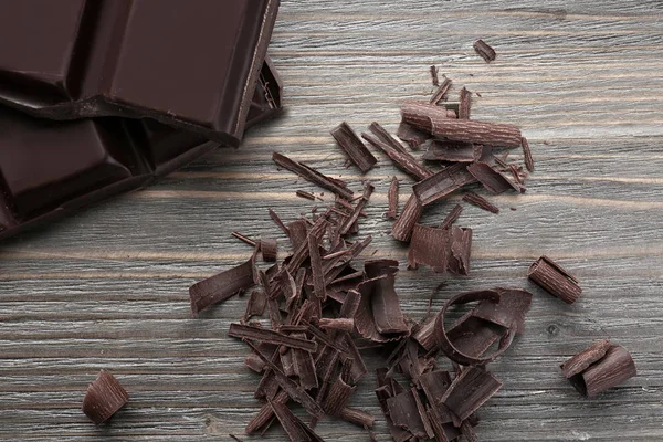 A fából készült asztal csokoládé hullámokhoz — Stock Fotó
