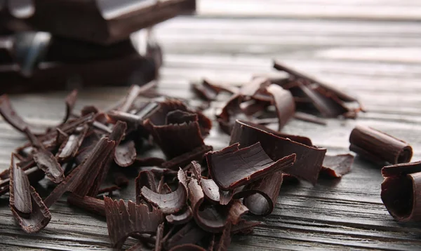 Boucles de chocolat sur table en bois — Photo