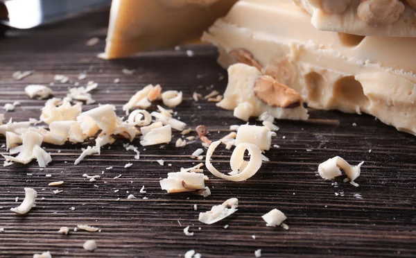 Witte chocolade krullen op houten tafel — Stockfoto