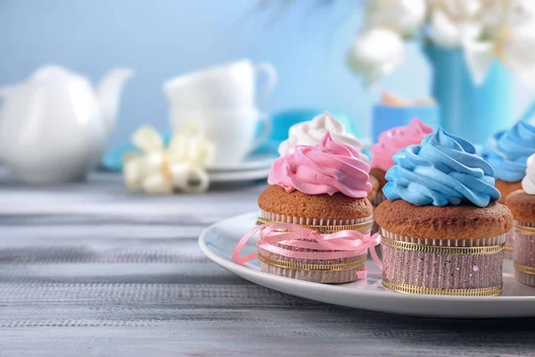 Prato com cupcakes saborosos na mesa. Celebração do Dia das Mães — Fotografia de Stock