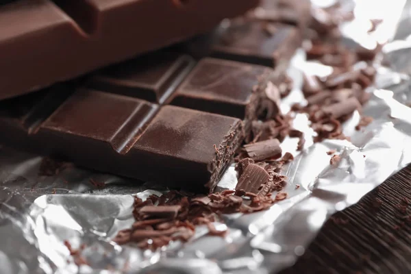 Pedazo de chocolate sobre papel de aluminio, primer plano — Foto de Stock