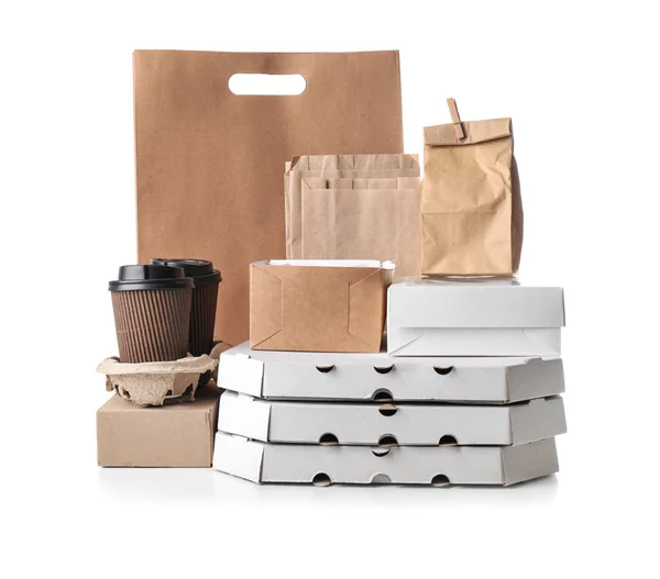 Diferentes tipos de pacotes no fundo branco. Serviço de entrega de alimentos — Fotografia de Stock