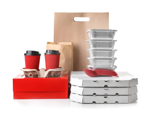 Különböző típusú csomagok fehér háttér. Étel házhozszállítás — Stock Fotó