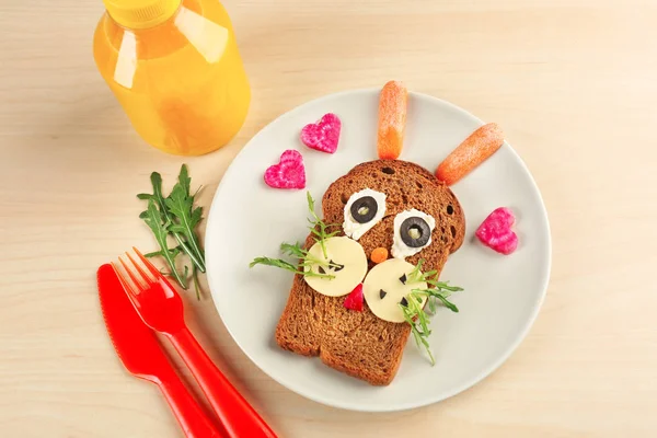 Desayuno creativo para niños en plato. Ideas de recetas con pan — Foto de Stock