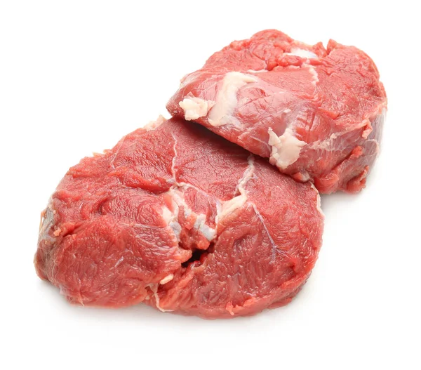 Νωπό ωμό κρέας σε λευκό φόντο — Φωτογραφία Αρχείου