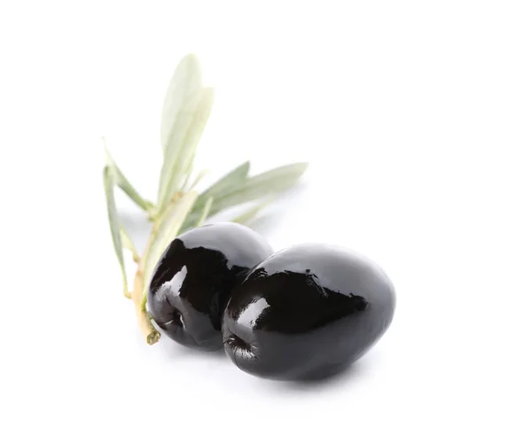 Olive nere su fondo bianco — Foto Stock