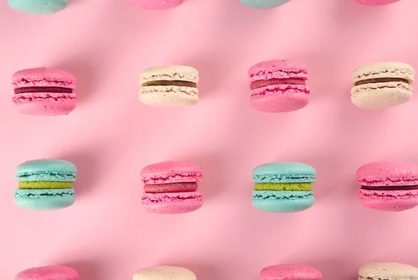 Köstliche Macarons auf farbigem Hintergrund, flache Lage — Stockfoto