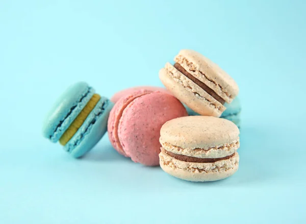 Deliciosos macarons no fundo de cor — Fotografia de Stock