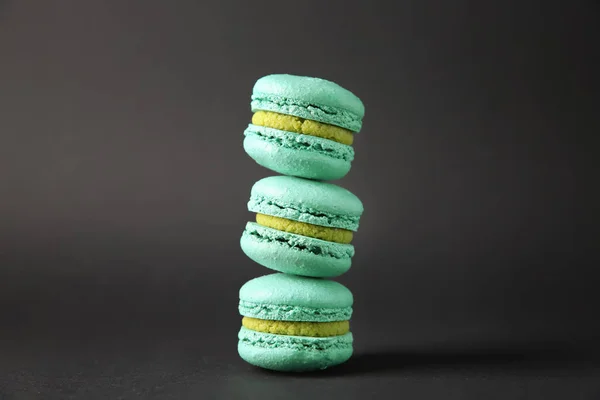 Stos zachwycający Macarons na ciemnym tle — Zdjęcie stockowe