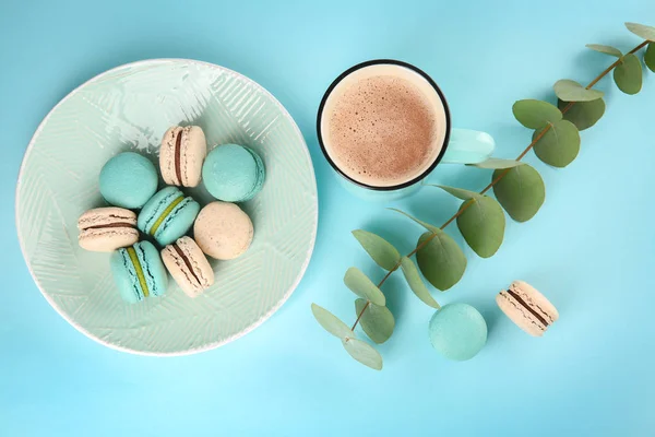 Composition with delicious macarons and coffee on color background — Stock Photo, Image