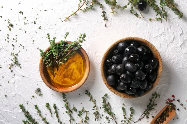 Bowls with black olives and oil on table, top view — Stock Photo, Image