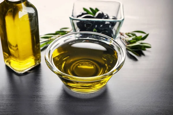 Скляний посуд з оливковою олією на столі — стокове фото