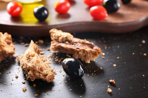 Oliva negra cubierta con aceite y pan en la mesa — Foto de Stock