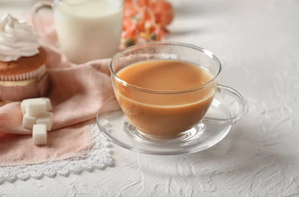 Чашка гарячого чаю масала на текстурованому столі — стокове фото