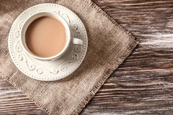 Taza de té de masala caliente en mesa de madera —  Fotos de Stock