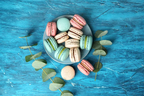 Flat lay composition with tasty macarons on color background — Stock Photo, Image