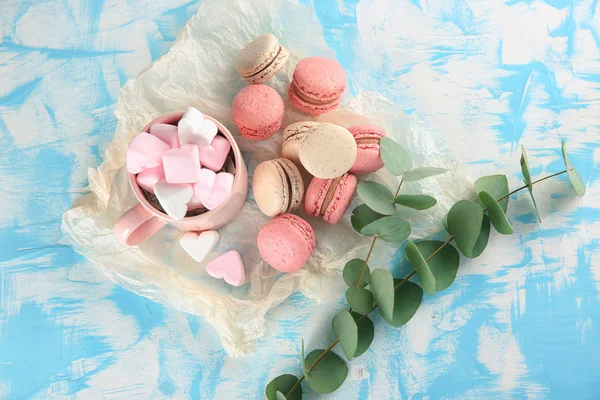 Flat lay composition with tasty macarons and marshmallows on table — Stock Photo, Image
