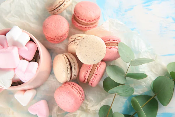 Flache Liegekomposition mit schmackhaften Macarons und Marshmallows auf dem Tisch — Stockfoto