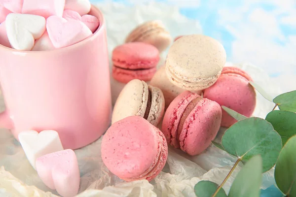 Leckere Macarons und Becher mit Marshmallows auf dem Tisch — Stockfoto