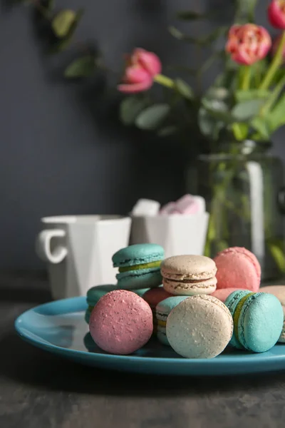 Teller mit leckeren Macarons auf dem Tisch — Stockfoto