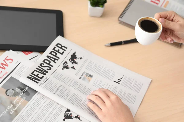 Mulher lendo jornal da manhã à mesa — Fotografia de Stock