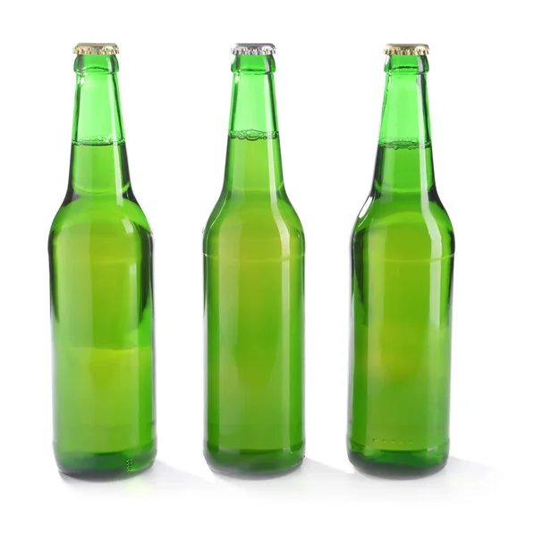 Glasflaskor av öl på vit bakgrund — Stockfoto