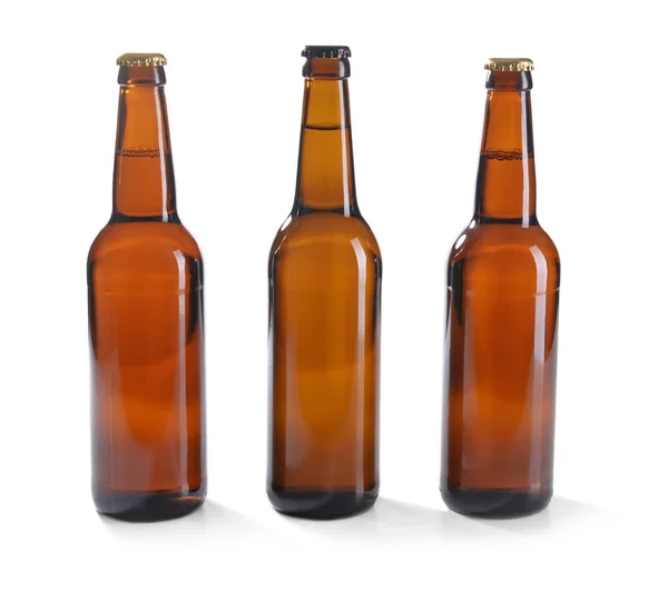 Garrafas de vidro de cerveja no fundo branco — Fotografia de Stock
