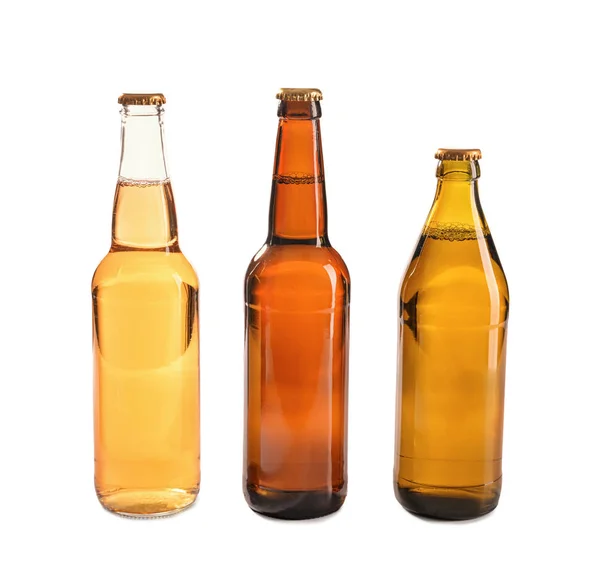 Γυάλινα μπουκάλια της μπύρας σε λευκό φόντο — Φωτογραφία Αρχείου