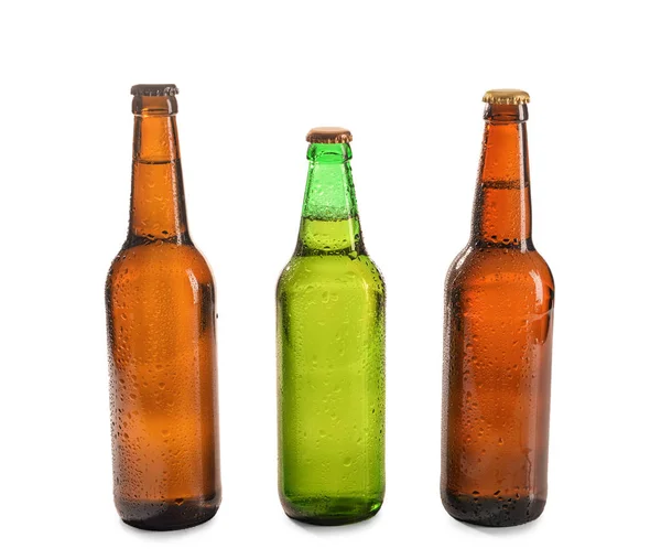 Bottiglie di vetro di birra su sfondo bianco — Foto Stock