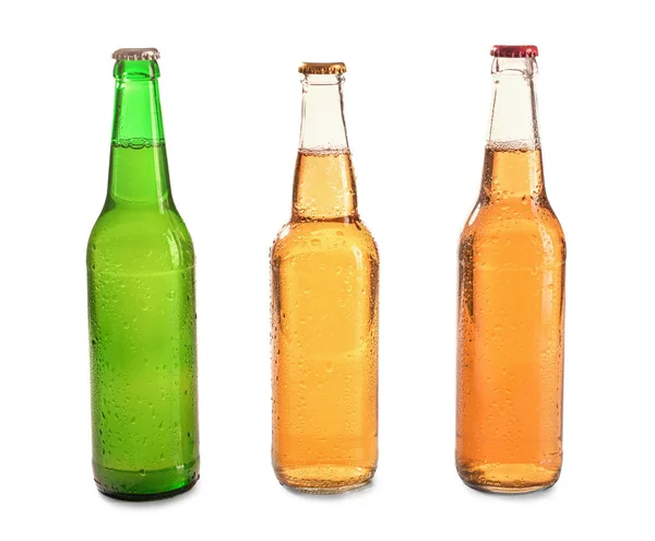 Glasflaskor av öl på vit bakgrund — Stockfoto