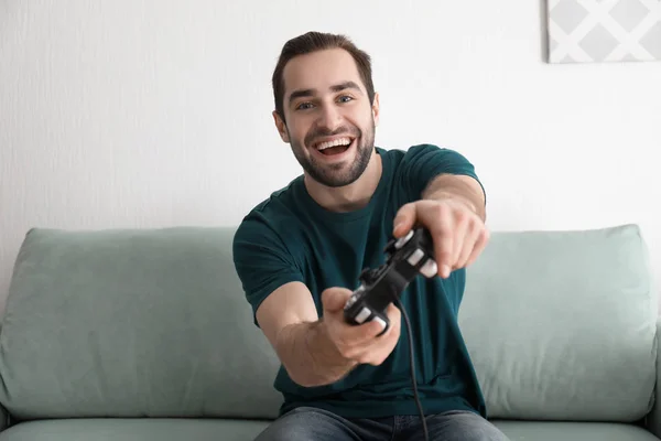 Junger Mann spielt zu Hause Videospiele — Stockfoto