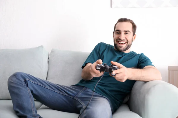 Junger Mann spielt zu Hause Videospiele — Stockfoto