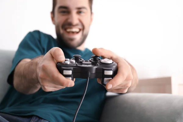 Joven jugando videojuegos en casa —  Fotos de Stock