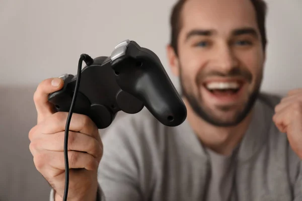 Joven jugando videojuegos en casa —  Fotos de Stock