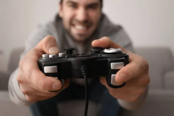 Jovem jogando jogos de vídeo em casa — Fotografia de Stock