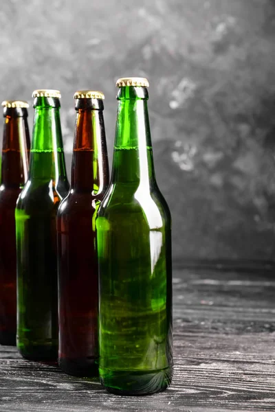 Cerveza fresca en botellas de vidrio en la mesa — Foto de Stock