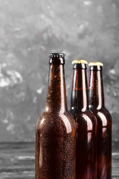 Свежее пиво в стеклянных бутылках, крупный план — стоковое фото