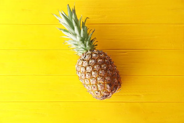 Smaczny ananas na podłoże drewniane — Zdjęcie stockowe